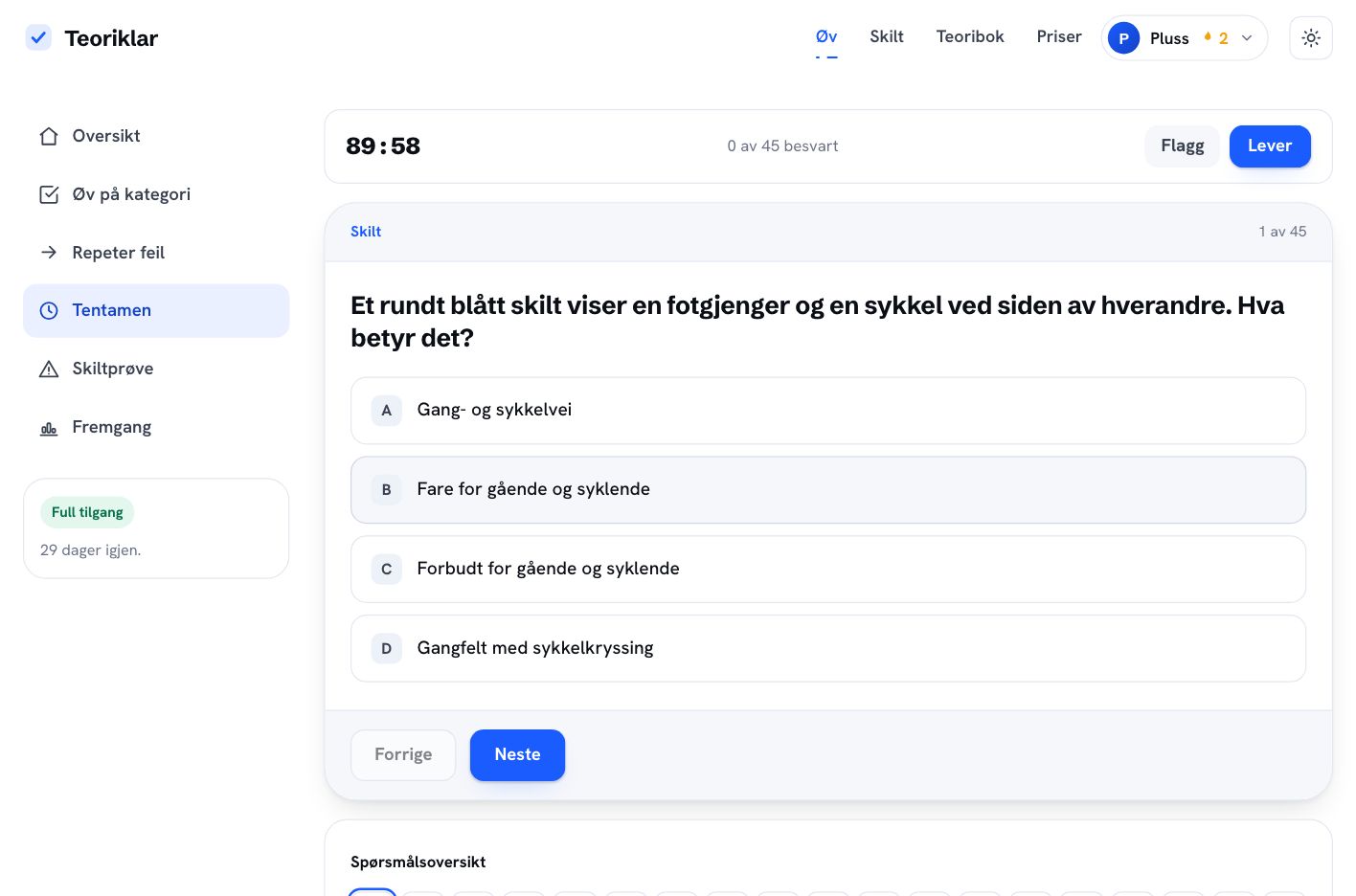 Tentamen i Teoritrener: nedtelling på 89 minutter og 57 sekunder, teller som viser 0 av 45 besvart, knapper for å flagge og levere, spørsmålet under og en nummerert oversikt over alle 45 spørsmålene nederst.